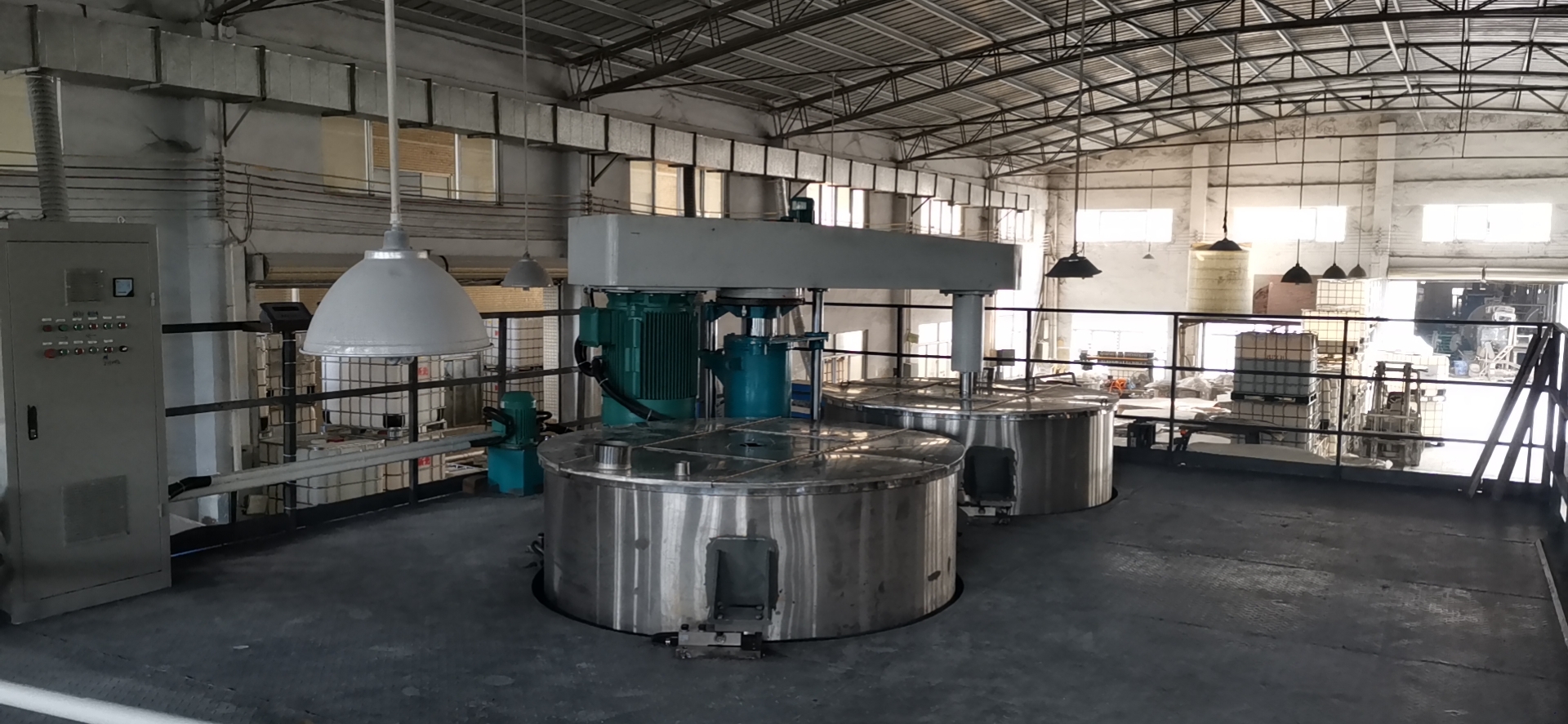 可用于一機(jī)兩缸的分散機(jī)（帶平臺(tái)）(圖2)