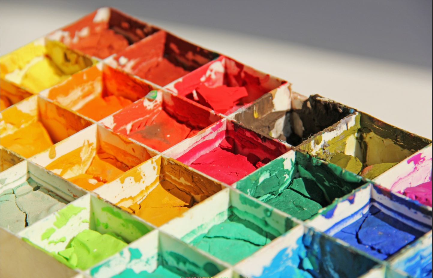 顏料是指能使物體染上顏色的物質(zhì)。顏料有可溶性的和不可溶性的，有無(wú)機(jī)的和有機(jī)的區(qū)別。無(wú)機(jī)顏料一般是礦物性物質(zhì)，人類(lèi)很早就知道使用無(wú)機(jī)顏料，利用有色的土和礦石，在巖壁上作畫(huà)和涂抹身體。