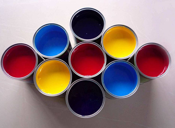 染料是指能使其他物質(zhì)獲得鮮明而牢固色澤的一類(lèi)有機(jī)化合物，由于現(xiàn)在使用的顏料都是人工合成的，所以也稱(chēng)為合成染料。染料和顏料一般都是自身有顏色，并能以分子狀態(tài)或分散狀態(tài)使其他物質(zhì)獲得鮮明和牢固色澤的化合物